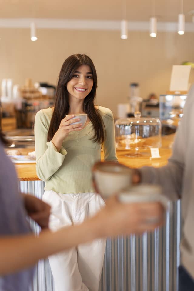 Cliente en una cafeteria que usa energía solar