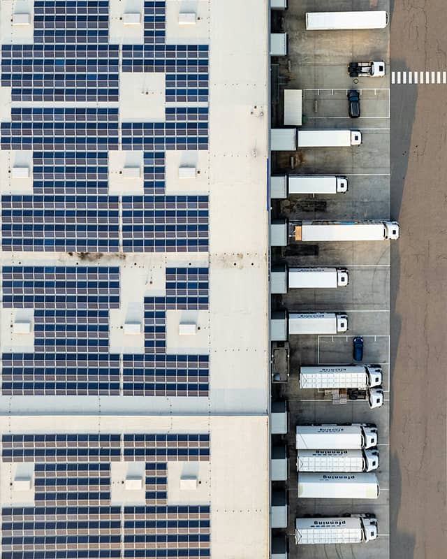 Paneles solares en una central de abastos de Cancún.